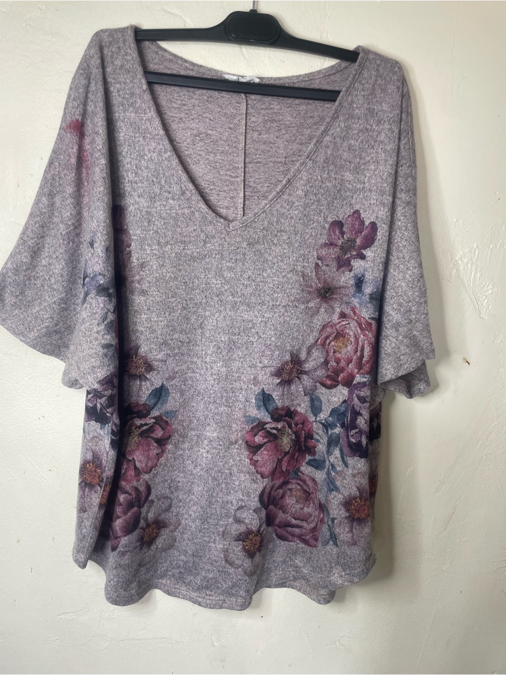 Ember Floral V-Neck Women’is Top - Lavender Gray SZ L